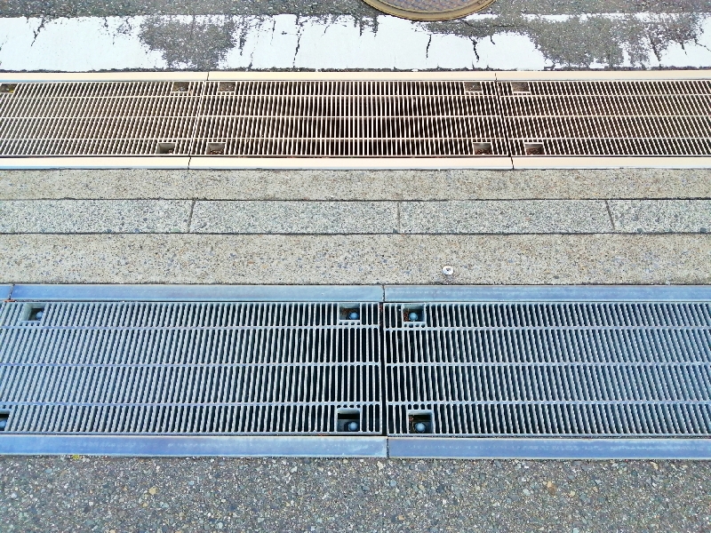 道路の側溝入れ